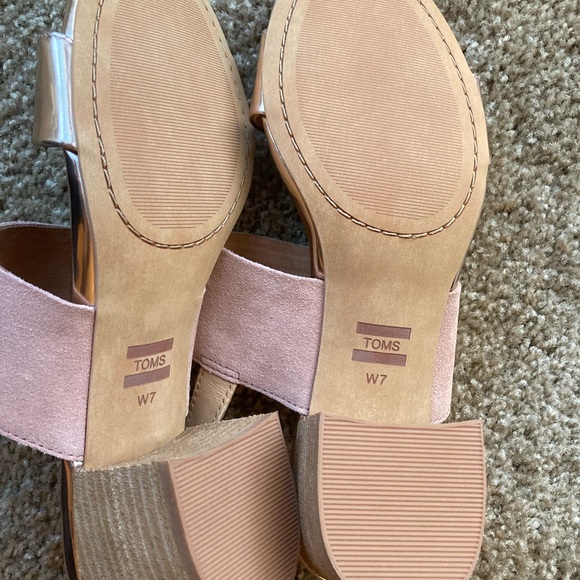 NWOT TOMS Bloom Suede Rose Gold Specchio Poppy Sandals, size 7 - Picture 6 of 6
